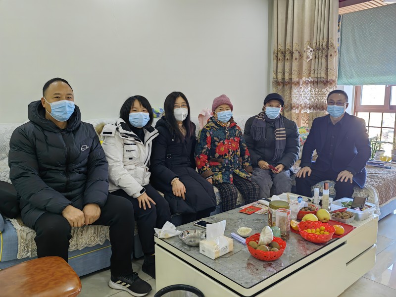 泸县建校慰问退休教师与困难教职工